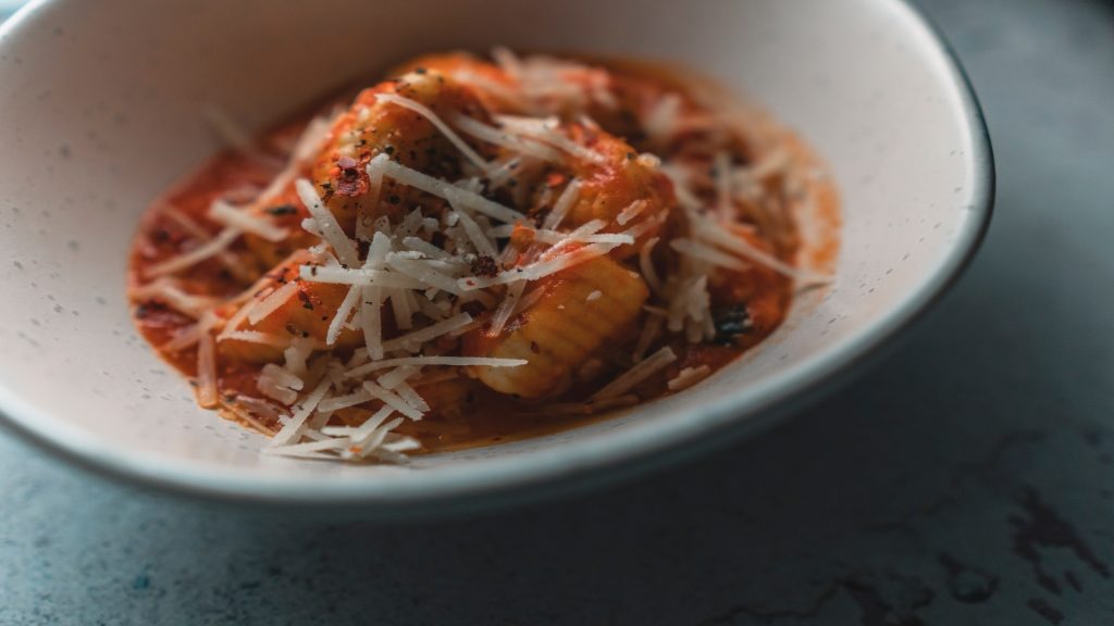 How to make handmade Italian gnocchi? Gnocchi with red pesto